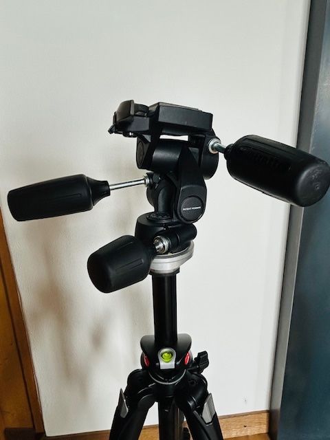 Manfrotto Stative & Köpfe: Manfrotto Stativ 804RC2 mit 3-Weg-Neiger – Gebraucht aus Lenk im Simmental von Kluane 1