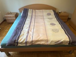 Schlafzimmer mit Bett und Nachttische inkl. Kasten
