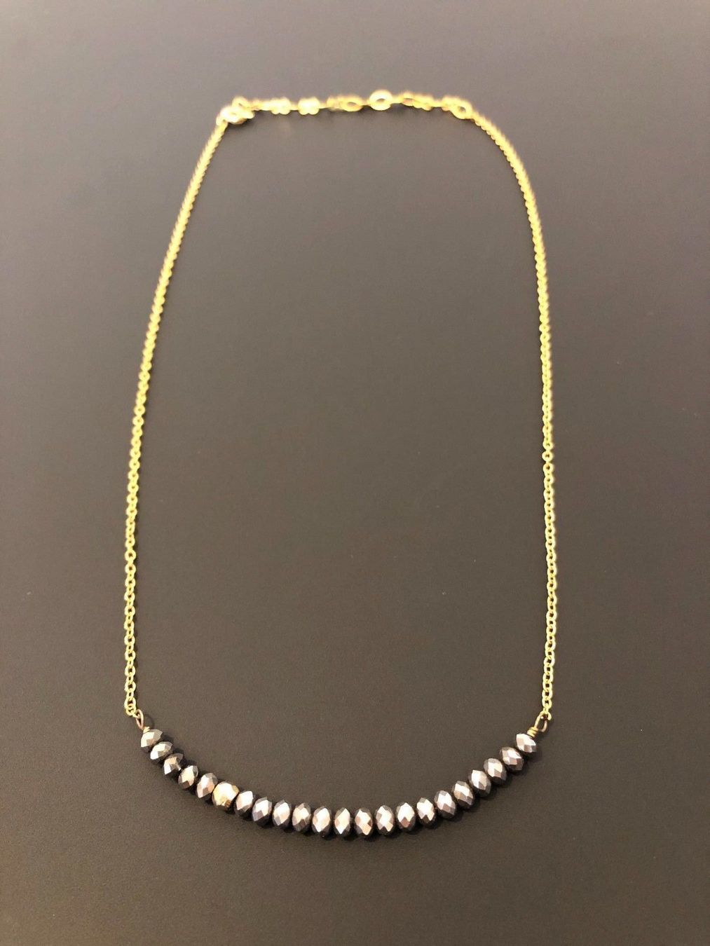 Catenine: Lässige Kette mit dunklen Steinen – Usato da Zürich venduto da MakasoZH