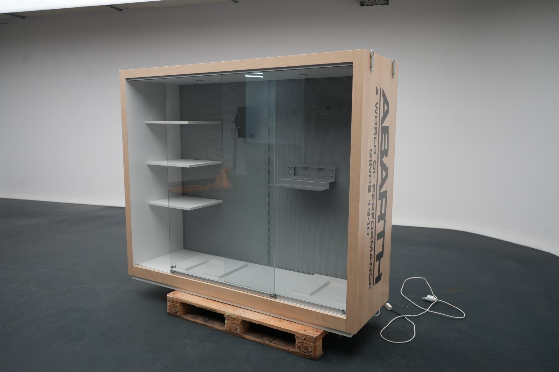 Schränke: Abarth Schrank mit Glass – Gebraucht aus Safenwil von EFAGSafenwil5745 2