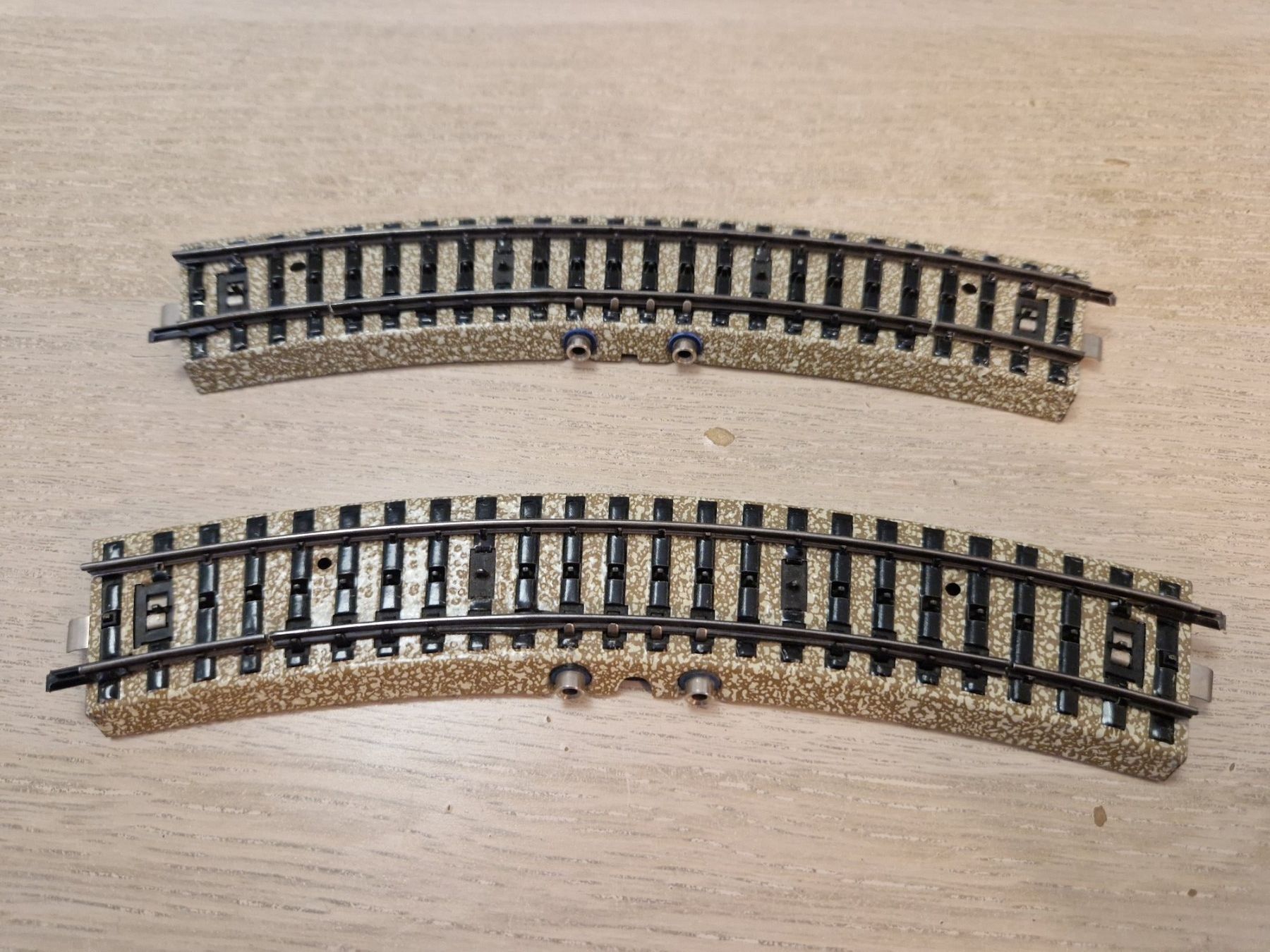 Märklin Modellini di ferrovie: Märklin 2 x 5104 Schaltgleis M H0 – Usato da St-Aubin-Sauges venduto da Lo_Go