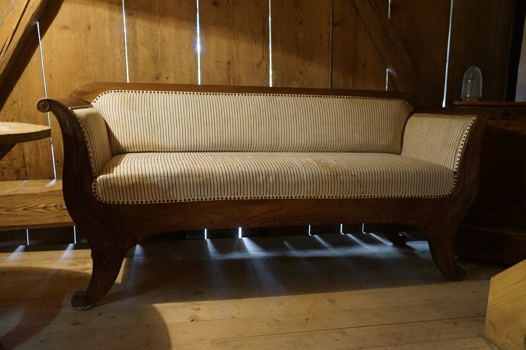 Divani: Sofa Biedermeier auf Nussbaum – Usato da Hinwil venduto da Antikfischer 2