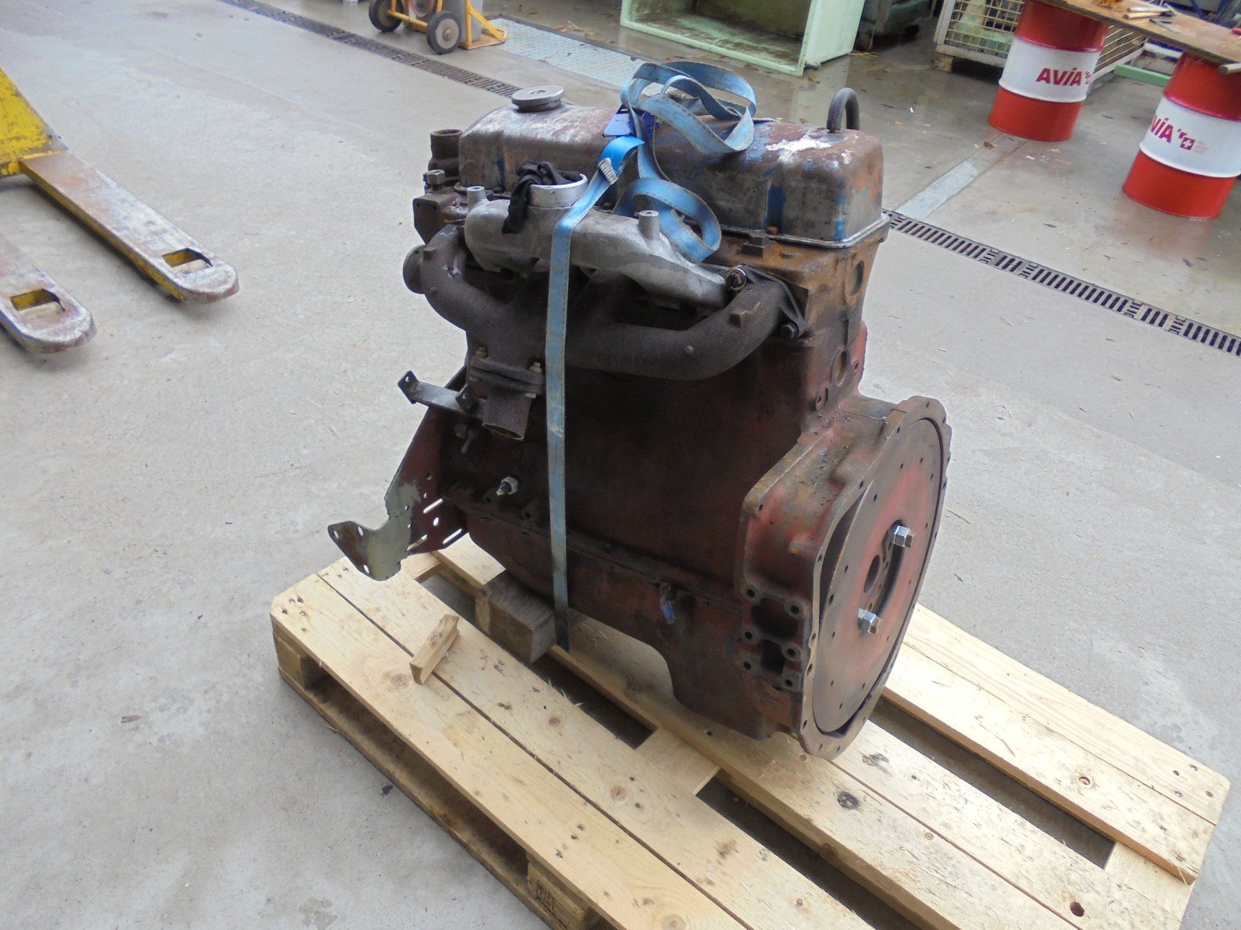 Fordson Tracteurs: Fordson / Traktor  - Ford / Motor - 592 E  - Bührer  Traktor – Défectueux à Eschenbach SG par GM-29 3