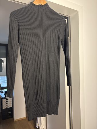 Eng anliegendes Kleid hochgeschlossen Grösse S