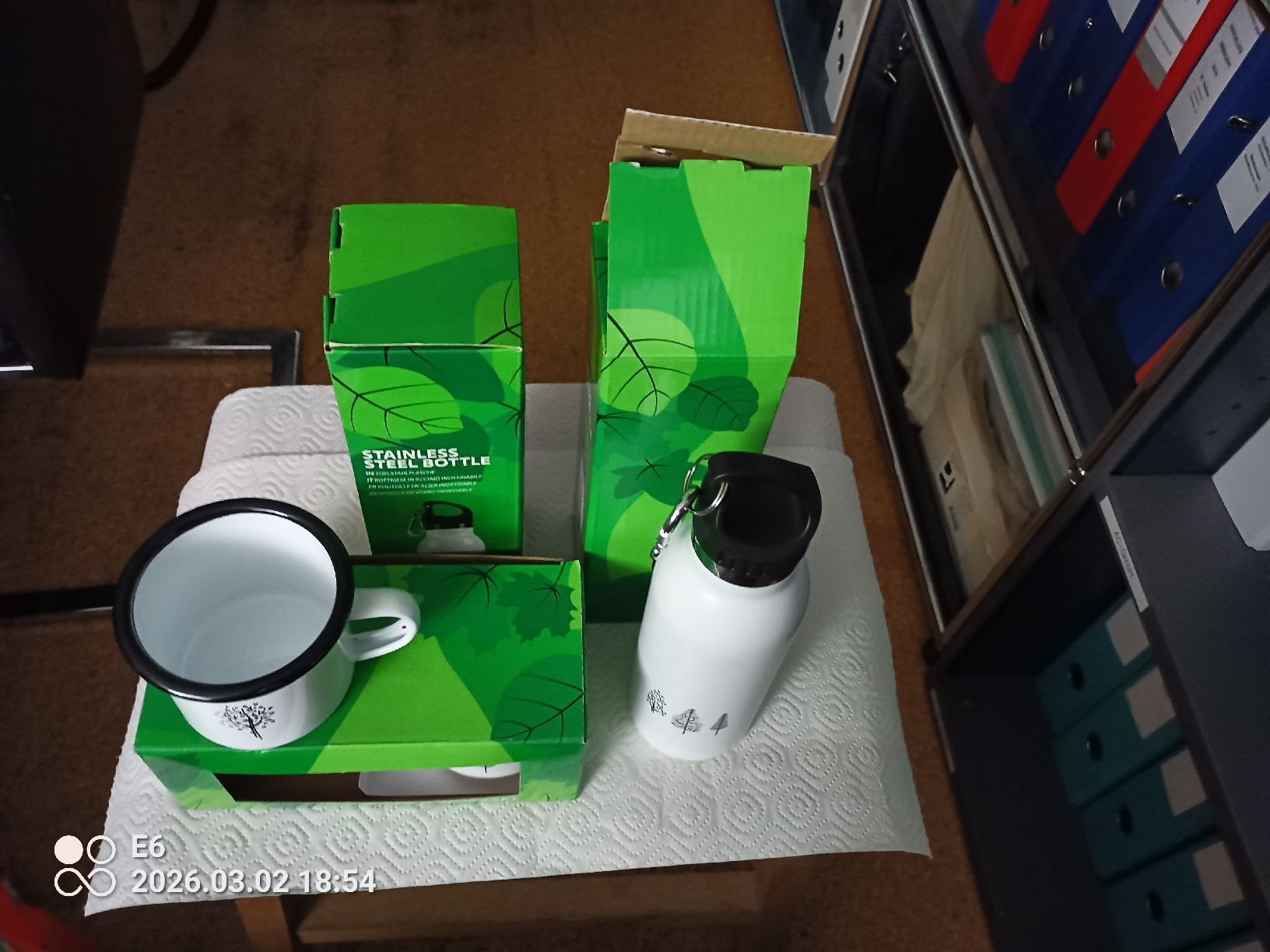 Borracce & Thermos: 4 Emailartikel: 2 Flaschen und 2 Mugs – Nuovo e nell'imballaggio originale da Zürich venduto da Mitzi6 1