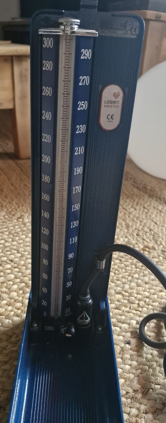 Attrezzature mediche: Table Sphygmanometer Blood Pressure Mercury – Usato da Ipsach venduto da solune 1