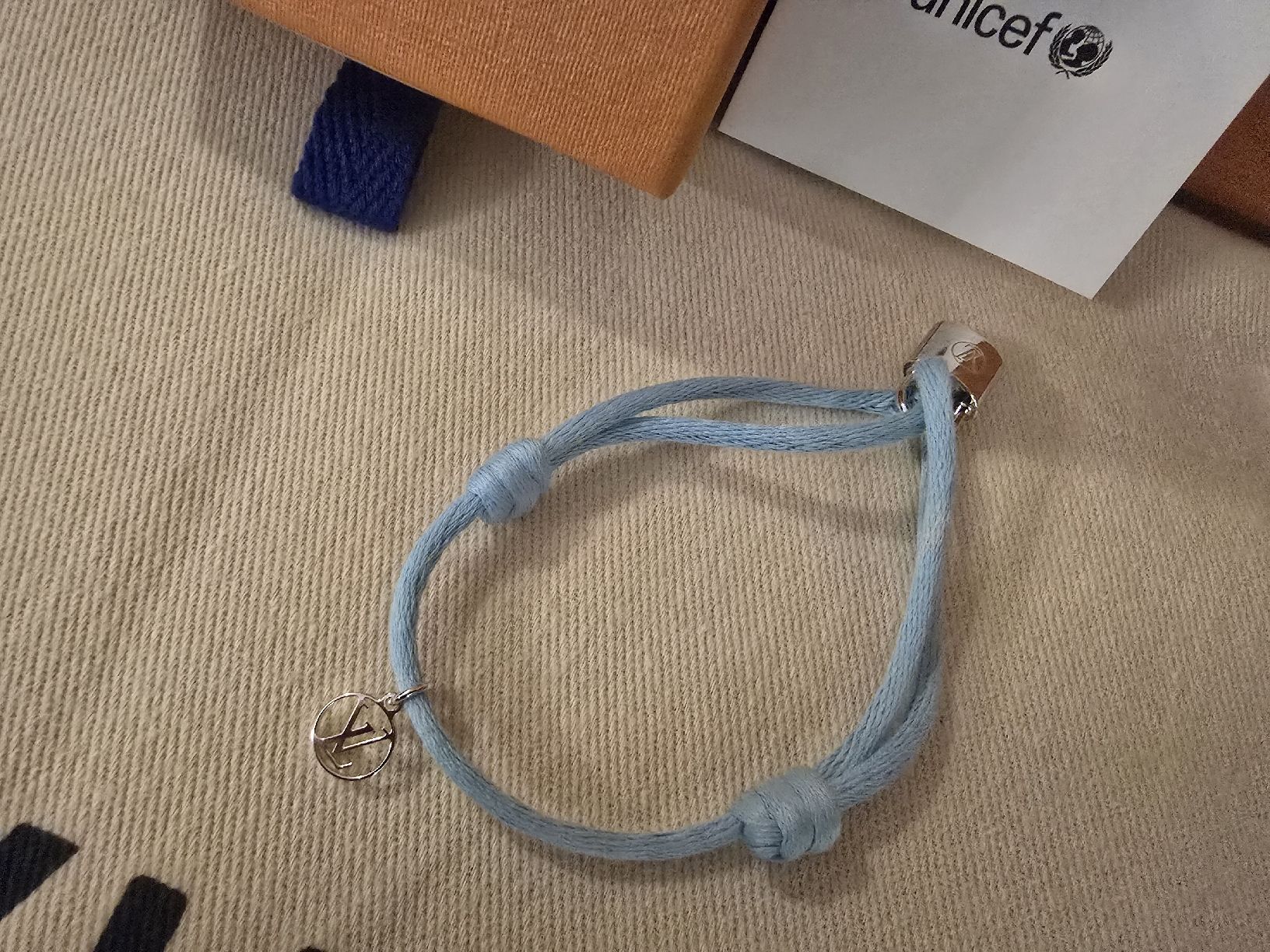 Louis Vuitton Bracciali & Braccialetti: Louis Vuitton Lockit-Armband  Q05171 Blau – Usato da Gattikon venduto da lavric_d 1