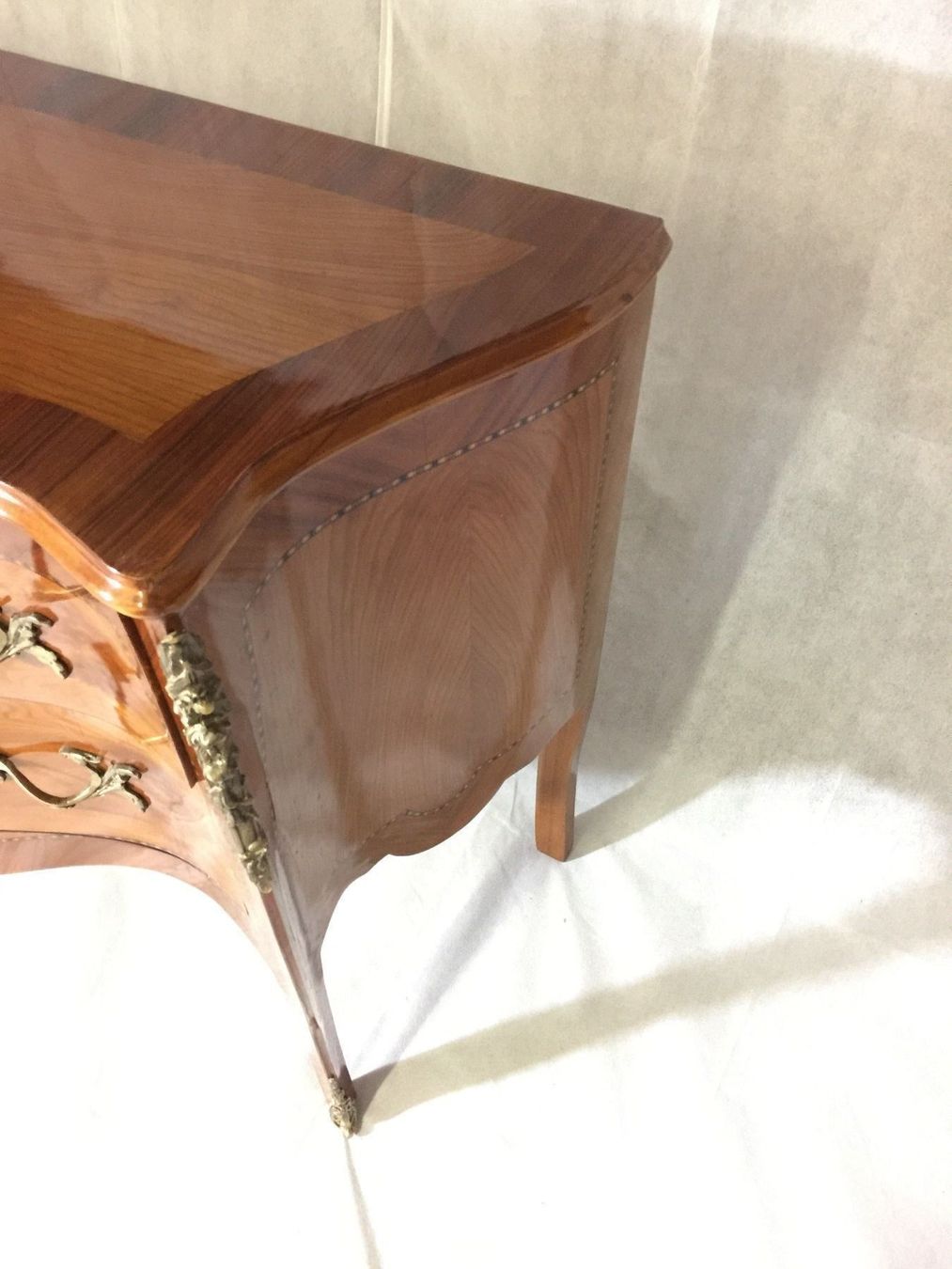 Cassettiere: Commode de style Louis XV  marqueterie. – Usato da geneve venduto da louisart 2
