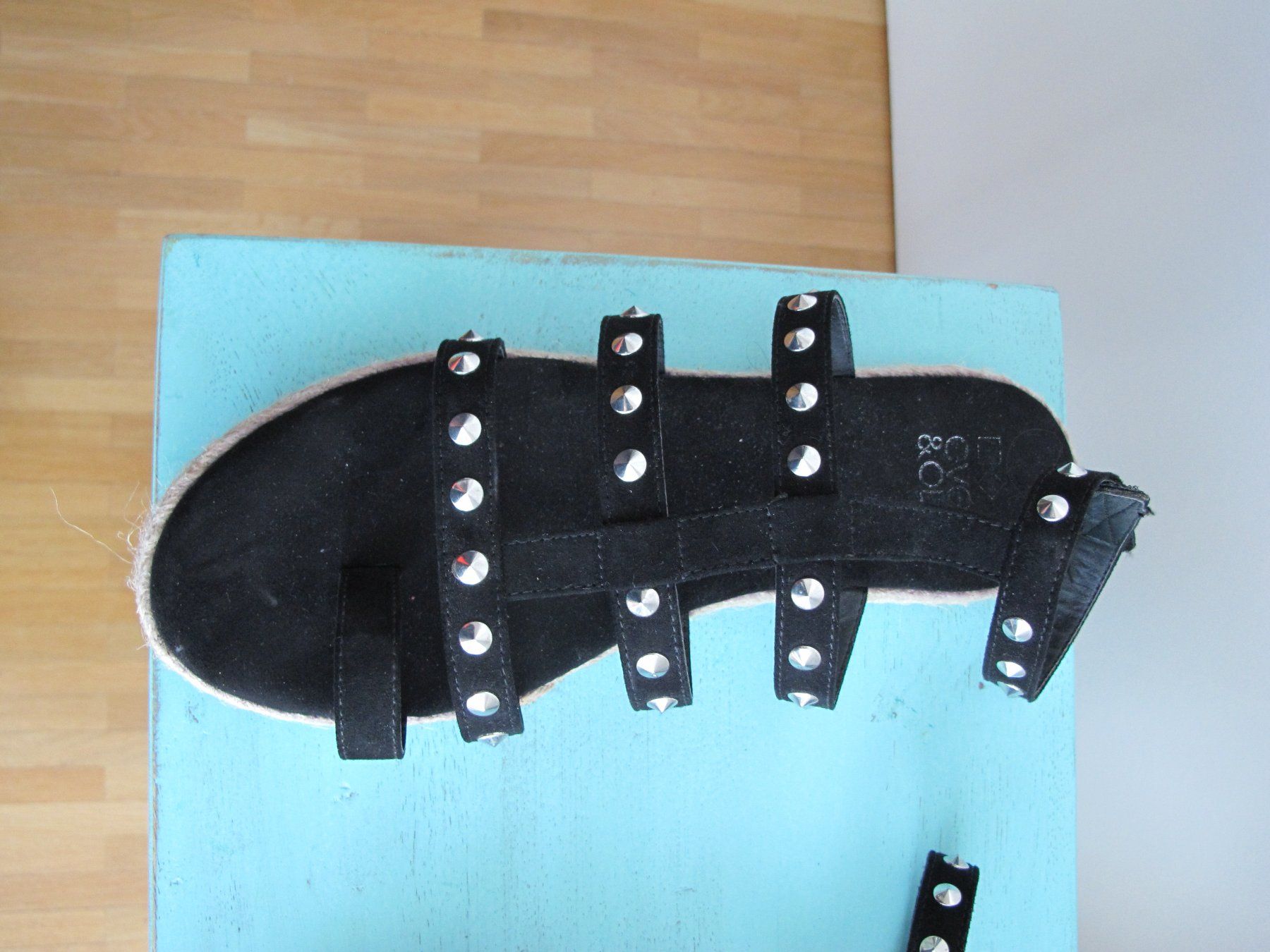 Scarpe da donna: Schwarze Sommer-Sandale Gr. 40 mit Nieten – Usato da St. Gallen venduto da Flint75 1