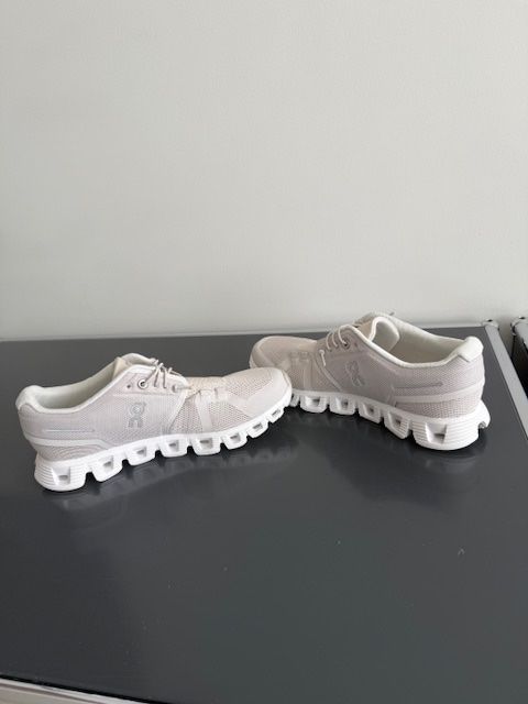 On Damenschuhe: On Cloud 5 Damen in white/pearlwhite – Neu (gemäss Beschreibung) aus Zug von  2