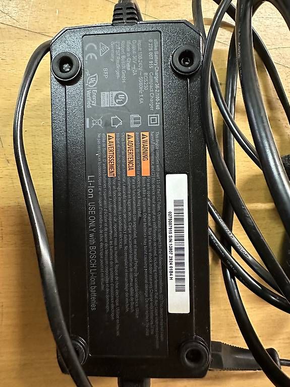 Chargeurs: Bosch Ladegerät – D'occasion à Zofingen par Humi_ 1