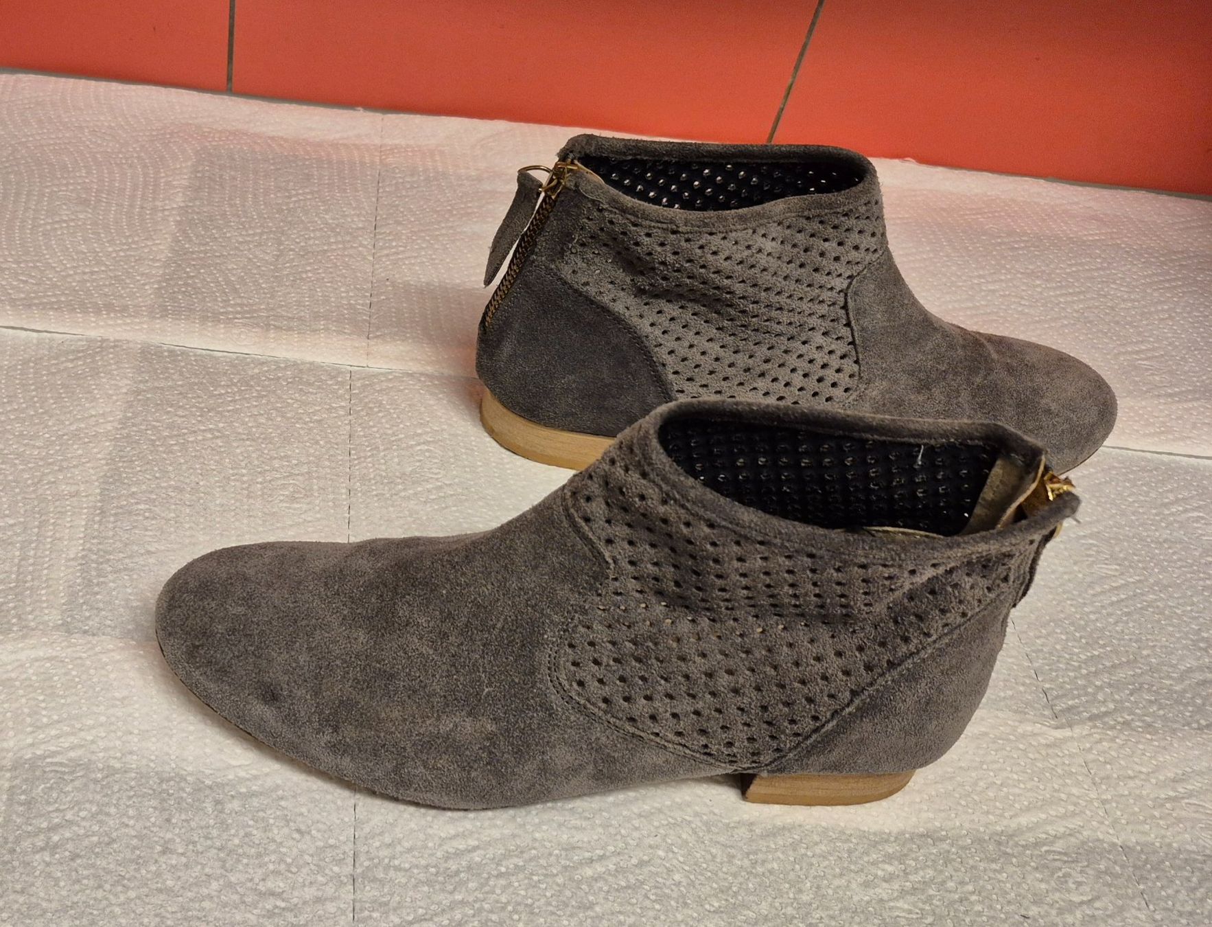 Scarpe da donna: Graue Wildleder-Stiefeletten mit Lochmuster Gr. 38 MAX – Usato da Zürich venduto da Roberto040 5