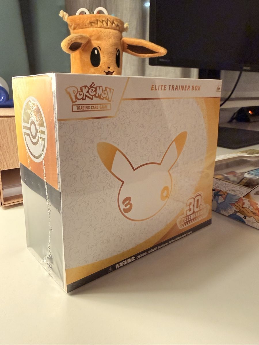Pokémon Carte collezionabili: Pokémon 30th ETB + Poster Collection Sealed – Nuovo e nell'imballaggio originale da Zürich venduto da Piaz97 1