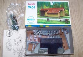 Kibri HO 9451 Bahnhofschuppen mit WC, Bausatz