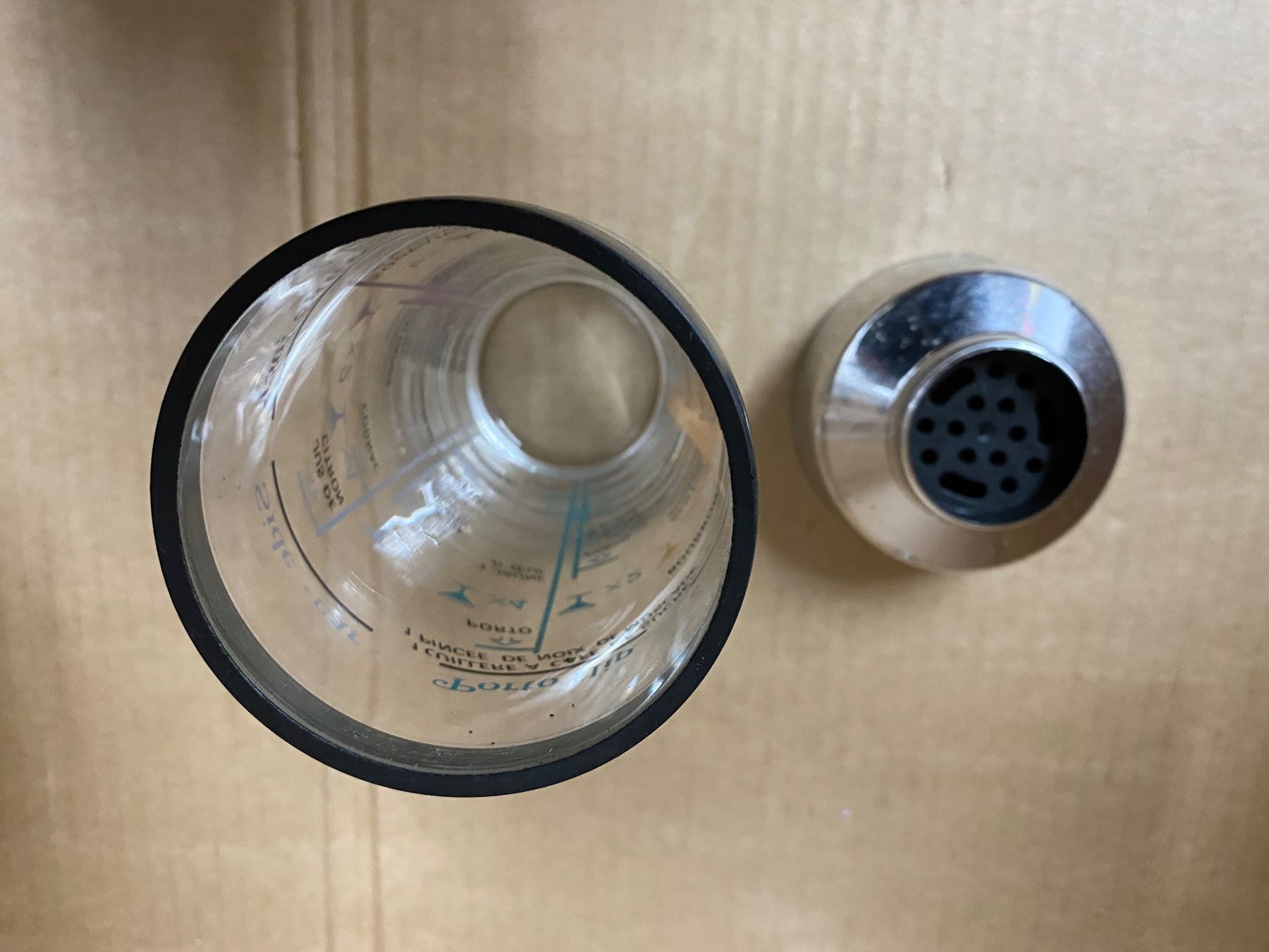 Contenitori & Simili: Shaker gebraucht alt mit Massbecher – Usato da Eschlikon TG venduto da 1.- 6