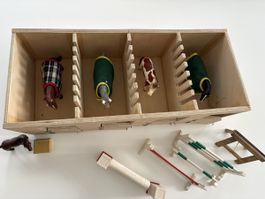 Holz-Pferdestall / Reitstall mit 4 Boxen + Hindernisse
