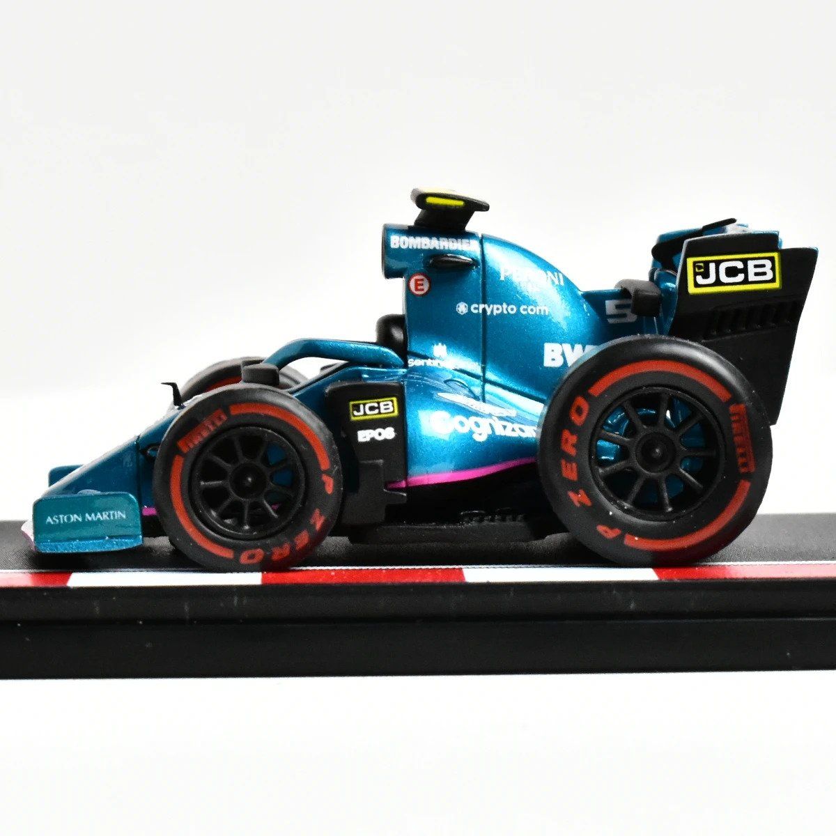 Aston Martin AMR22 Sebastian Vettel mit Fahrer 1/64 (Neu und