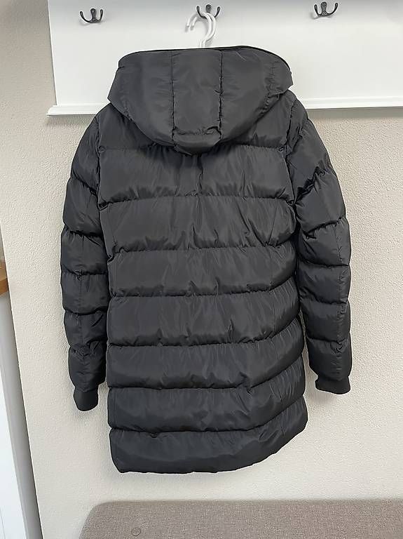 Giacche: Schwarze Winterjacke mit markantem Kapuzen-Design – Usato da Glis venduto da SabrinaXA 1