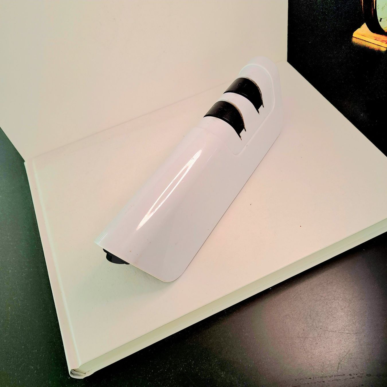 Küchengeräte: Elektrischer Messerschärfer (2-Stufen-System) – Gebraucht aus Egnach von ASTROFRITZ