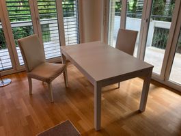 GRATIS! Ausziehbarer Esstisch mit zwei Stühlen