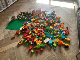 Lego Duplo mit vielen Steinen, Figuren, Fahrzeugen etc.
