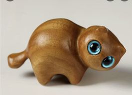 Holzkätzchen aus Holz mit großen blauen Augen