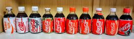 10 alte Coca-Cola Flaschen aus verschiedenen Länder