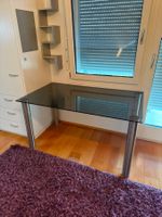 Schreibtisch mit Glasplatte und Aluminiumbeinen