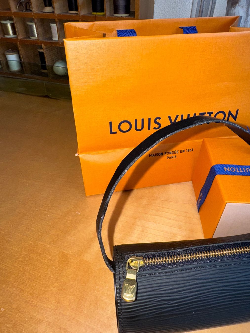 Louis Vuitton Borse da donna: Louis Vuitton Pochette mini Papillon Schwarz Epi – Usato da Buch am Irchel venduto da Pukpan_99 7