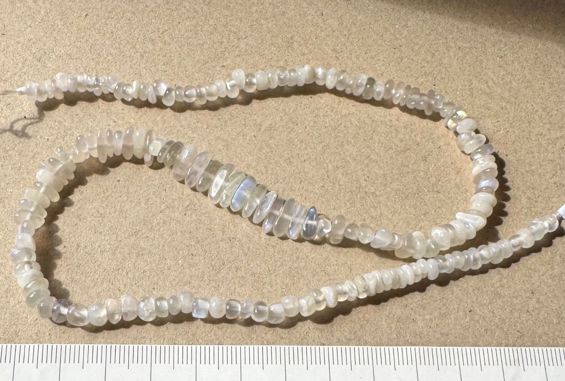 Catenine: exclusiver Mondstein wunderschön,   Strang       mit "Feuer" – Nuovo e nell'imballaggio originale da Leuggern venduto da gemshow 2