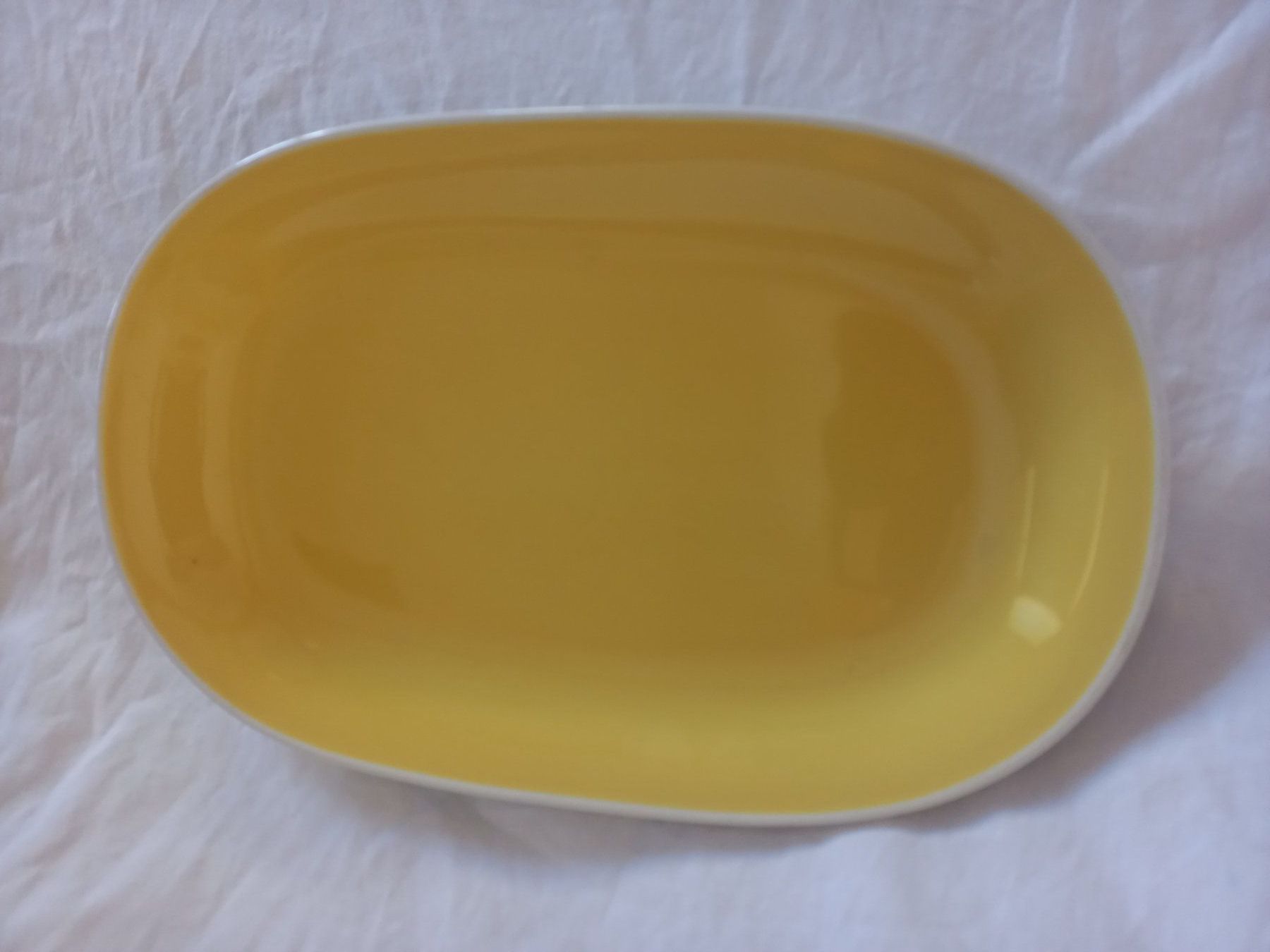 Rössler Piatti di portata: Plat ancien ovale jaune en porcelaine Rössler – Usato da Rossens FR venduto da Souris1