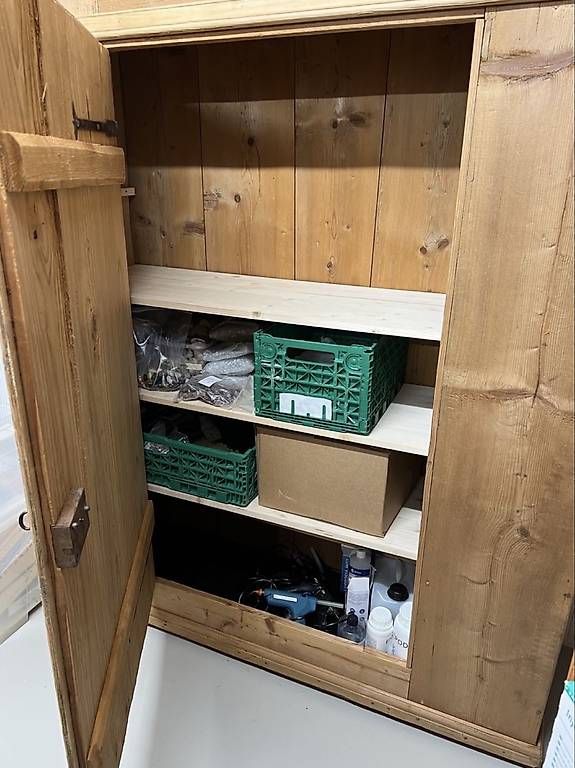 Armadi: Antiker Holzschrank – Usato da Thun venduto da gehoerntes_veilchen 2