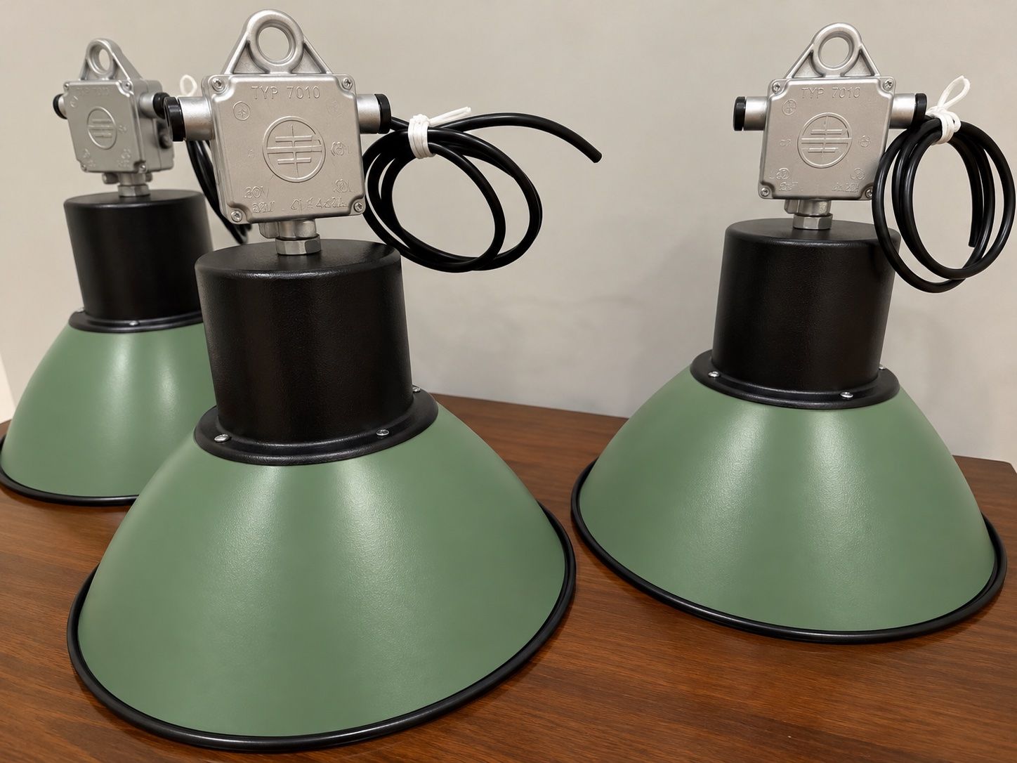 Lampade: 3 alte mintgrün Industrielampen – Usato da Zweisimmen venduto da Belinator1969 7