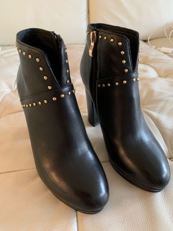 Schicke Stiefeltten von CAFéNOIR
