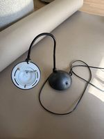 Schwarze Tischleuchte mit flexiblen Arm
