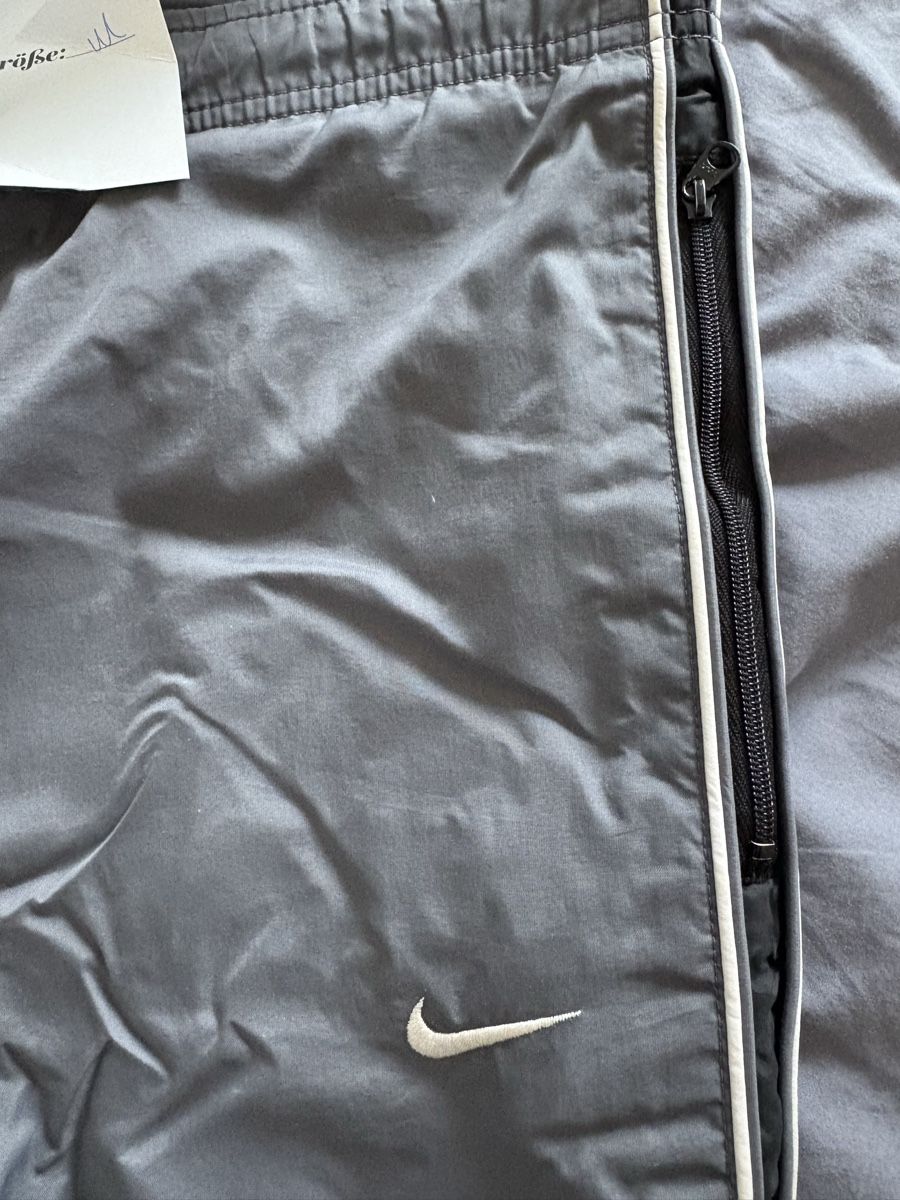 Nike Pantaloni: Nike vintage Trackpants size S/M – Usato da Zürich venduto da _zh_sellz 2