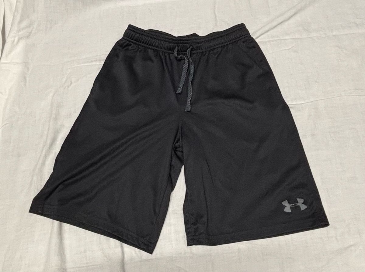 Under Armour Pantaloni: Under Armour Trainingsshorts, schwarz, Gr. YXL – Usato da Dietlikon venduto da Babies02