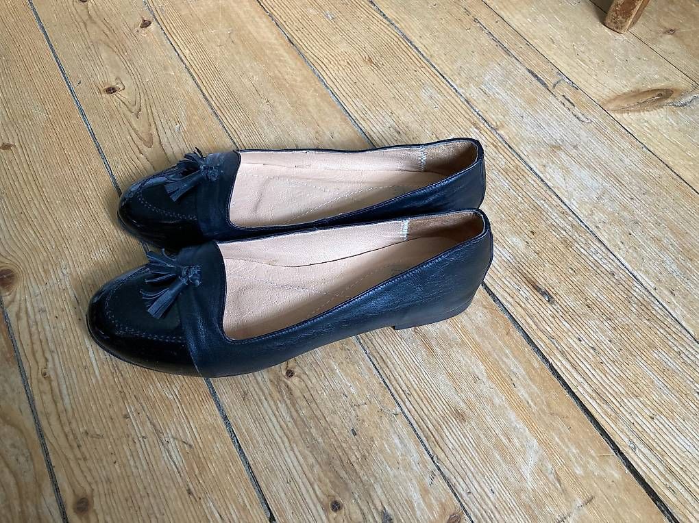 Damenschuhe: Mocassins-ballerines à pompons cuir noir véritable – Gebraucht aus Préverenges von Alexmar 2