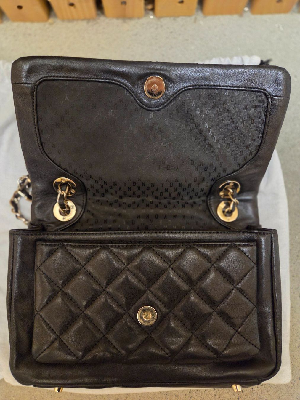 DKNY Taschen für Damen: DKNY Lederhandtasche mit Portemonnaie – Gebraucht aus Emmen von GrabandGo 1