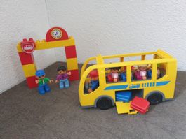 Duplo (J04) Schulbus mit Haltestelle