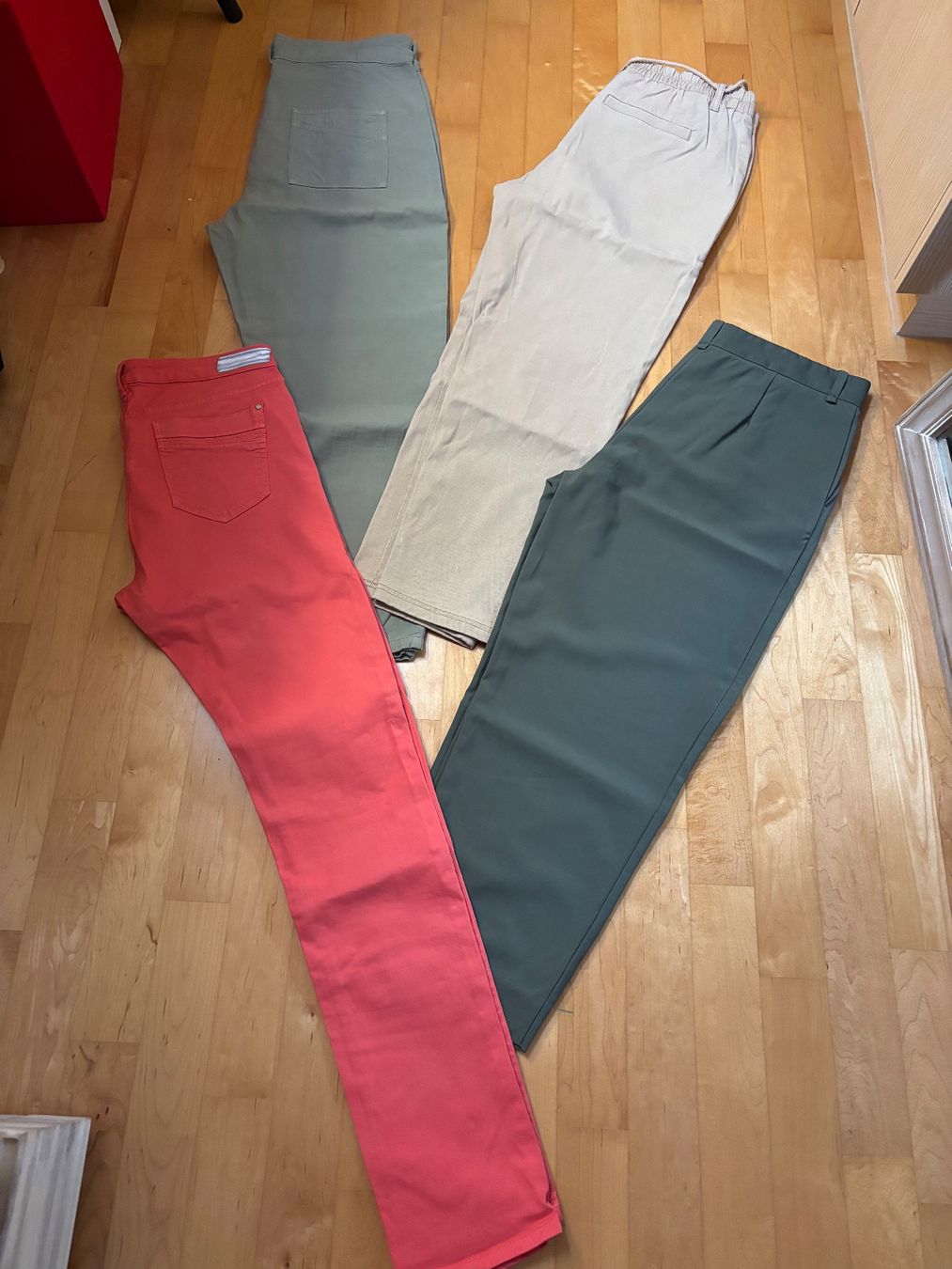 Lotti di vestiti: Lot de 4 pantalons de marques taille 42 – Usato da Vuadens venduto da zazabelle75
