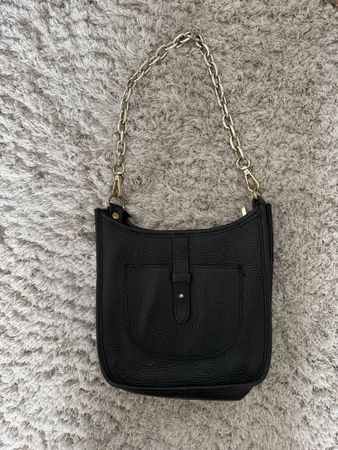 Sac à bandoulière noir avec chaîne
