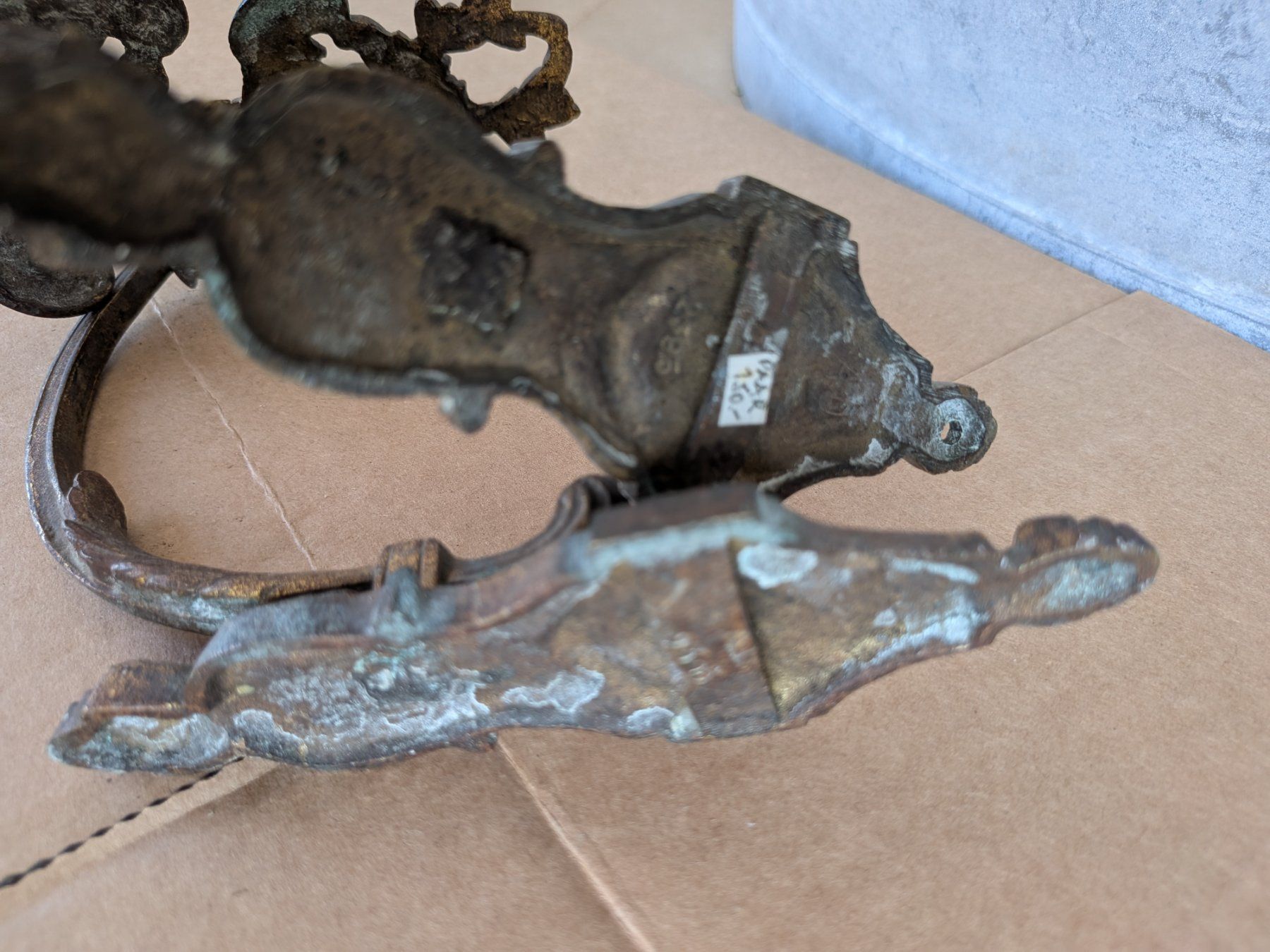 Skulpturen & Statuen: 2 antike Bronze Vorhangstangenhalter oder Raffhalter – Gebraucht aus Emmen von Brockofsky 4