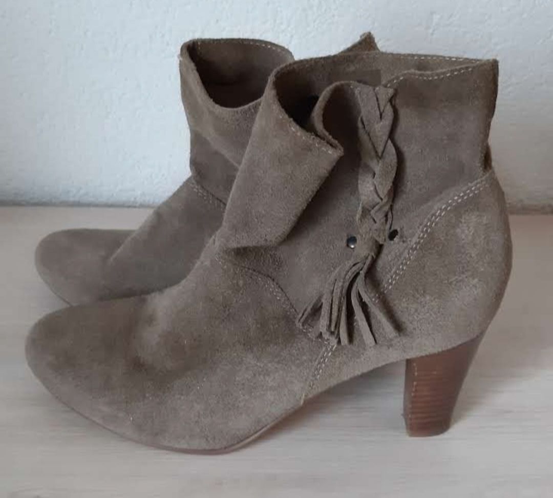 Scarpe da donna: Stiefeletten Wildleder 39 – Usato da Stettlen venduto da Dolores1987