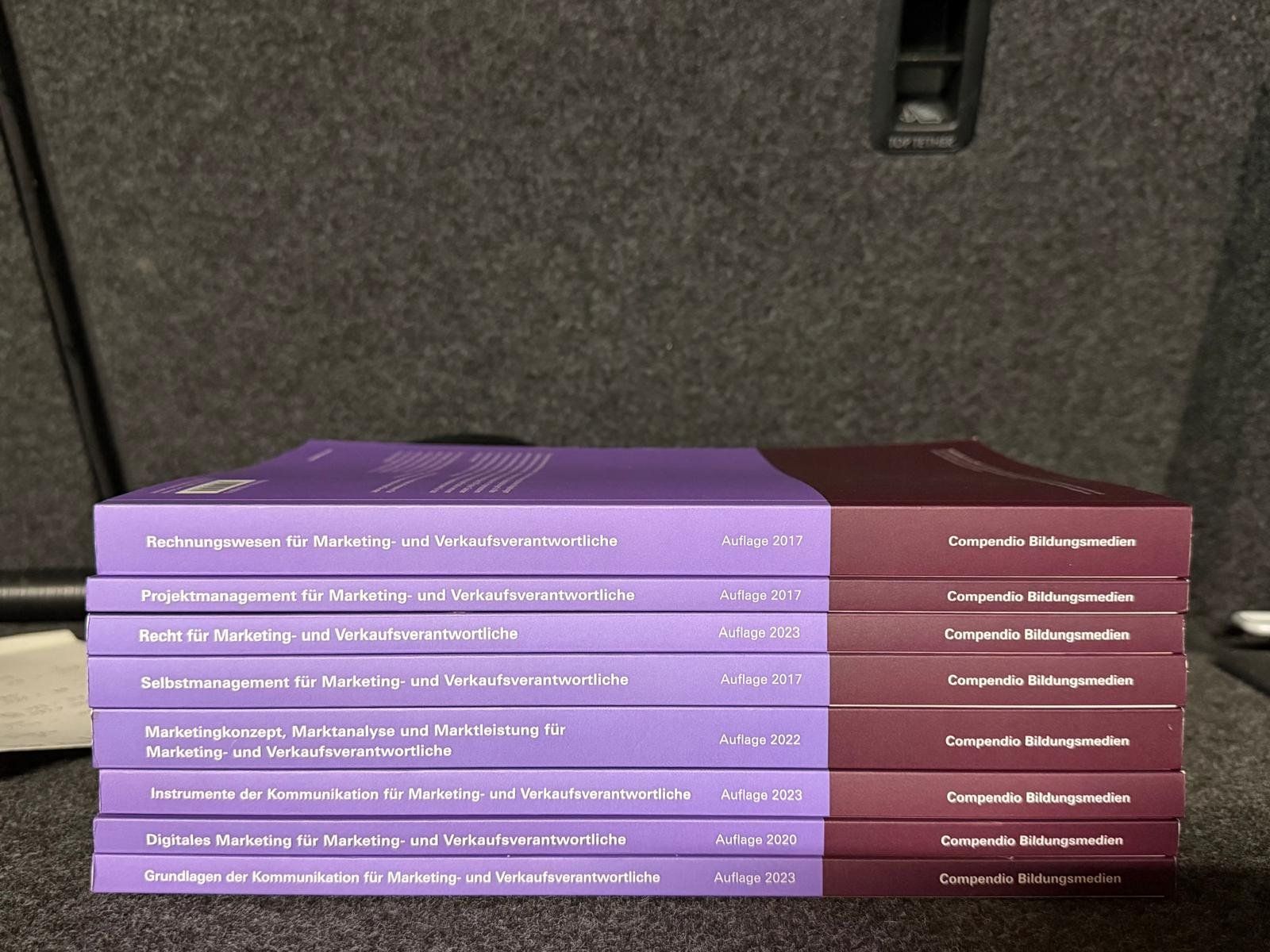 Livres: Marketingfachfrau/-mann | 8 Lehrbücher | Paket oder einzeln – Neuf (Voir description) à Düdingen par yas_778s 1