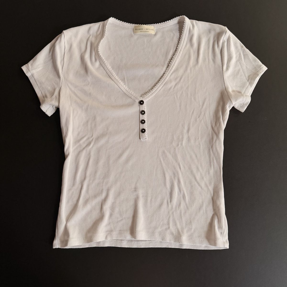 Top: 2 basic beige & white tops – Usato da Schaffhausen venduto da nuhcyar 2