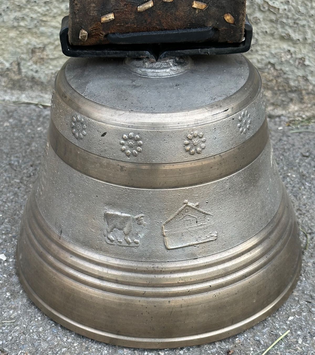 Campanacci mucche: Grosse Glocke mit schönem Laufbär – Usato da Kandergrund venduto da honey-art_and_more 3