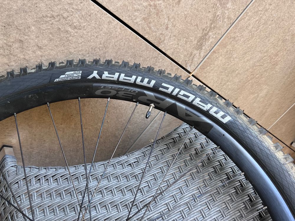 Roues vélo vtt ebike Raceface AR30 offset pneus Magic Marry 3