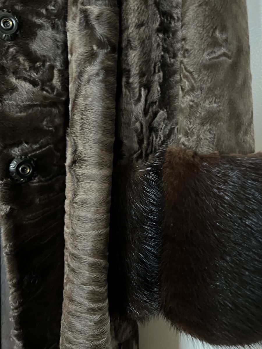Cappotti: Exclusive Designer Coat: Swakara and Mink – Nuovo e nell'imballaggio originale da St.Gallen venduto da 303_7fcf 1