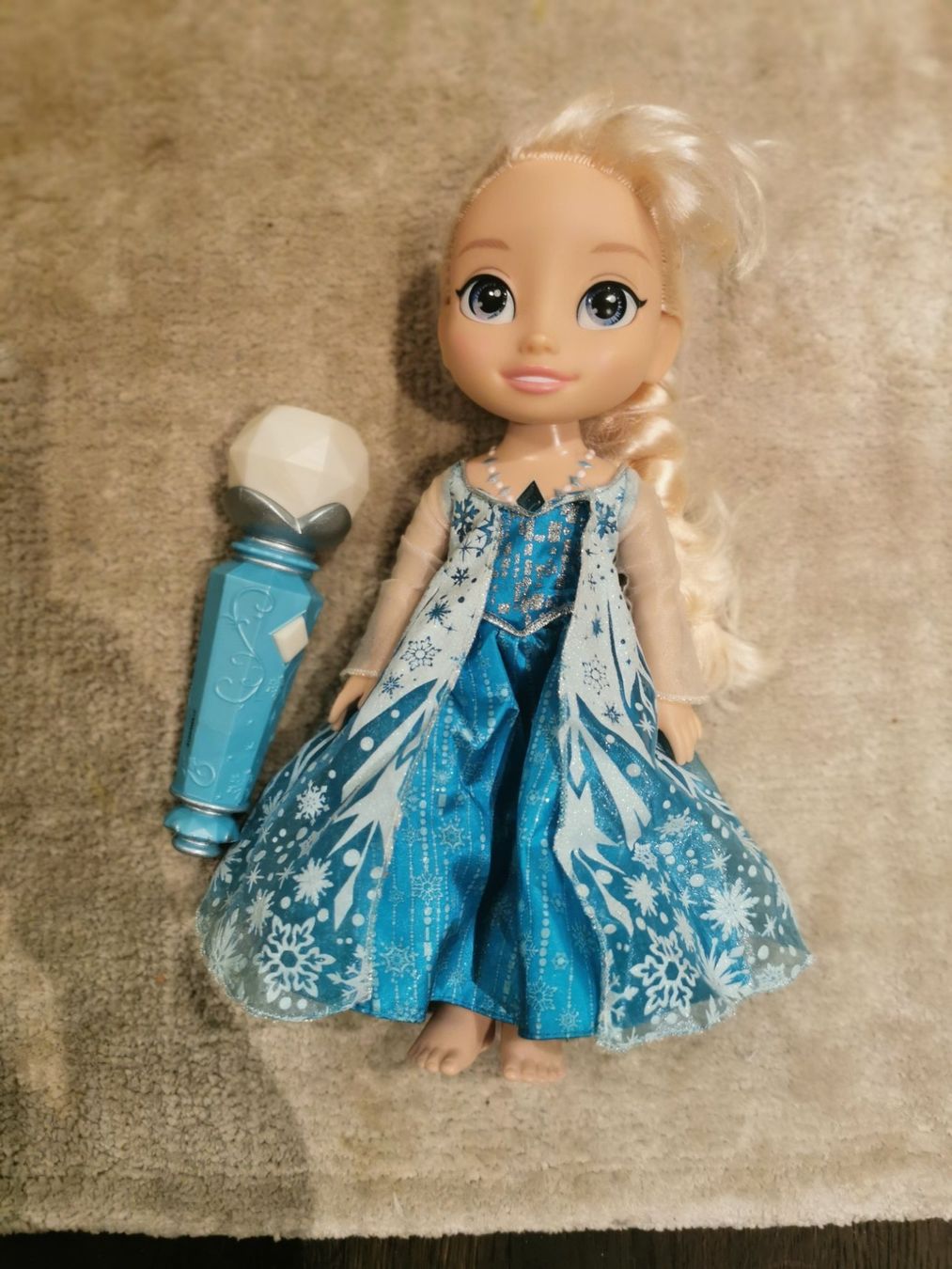 Hasbro Poupées: SINGENDE PUPPE ELSA MIT MICROFON – D'occasion à Erlenbach ZH par alisamilana